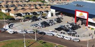 Discussão entre vizinhas por ciúmes vira briga em estacionamento de supermercado em Prudente