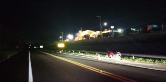 Motociclista vai atender celular em rodovia e atingue pedestre de 55 anos que morre em Osvaldo Cruz