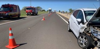 Carro atinge caminhão e mulher tem braço quebrado na Raposo Tavares em Caiuá