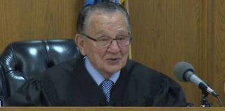 Famoso na internet por julgamentos transmitidos em reality show, juiz Frank Caprio morre aos 88 anos