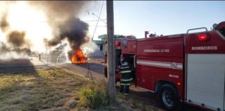 Carro fica destruído após incêndio em rua de Martinópolis