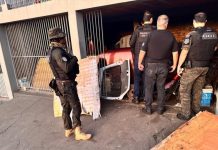 Polícia Civil dá “batida” em ferro velho na zona leste em busca de peças de veículo furtado