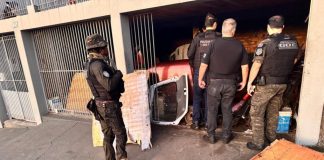 Polícia Civil dá “batida” em ferro velho na zona leste em busca de peças de veículo furtado