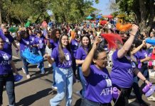 VITALIDADE: Integrantes do Centro de Convivência Athia colocam conhecimento em prática durante desfile de aniversário de Prudente