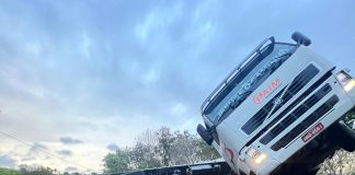 Carreta carregada de telas de aço tomba na Avenida JK em Presidente Prudente durante chuva