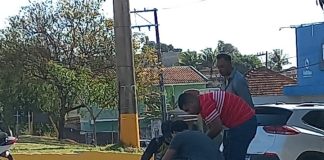 Mulher é atingida por carro em rotatória da zona norte