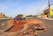 Secretaria de Obras faz sarjetão próximo à rotatória do Prudentão na avenida Juscelino Kubitschek