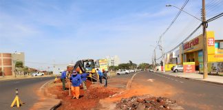Secretaria de Obras faz sarjetão próximo à rotatória do Prudentão na avenida Juscelino Kubitschek
