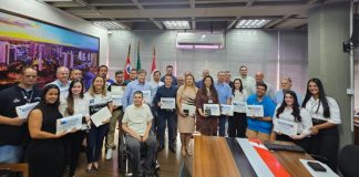 Prefeitura entrega 18 Selos Inclusivos e de Empresa Amiga dos Autistas para instituições