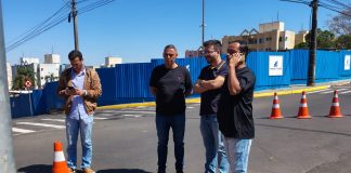 Edu da Padaria acompanha obras na avenida Paulo Marcondes após cobrar solução para ondulações no asfalto