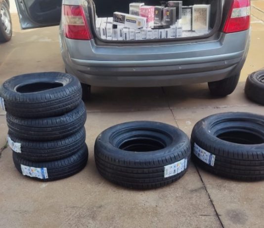 Veículo com pneus e cigarros contrabandeados é apreendido pela Polícia Militar em Santo Anastácio