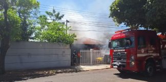Vela em altar por ter sido causa de incêndio que destruiu casa no Residencial São Marcos