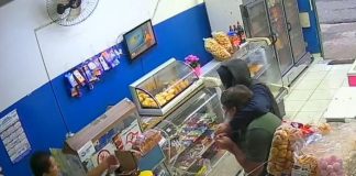 VÍDEO: Homem armado com faca faz cliente de refém e assalta padaria no Jardim Humberto Salvador