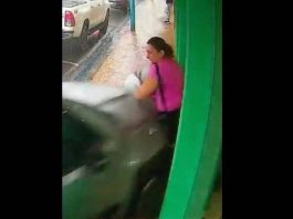 ASSISTA: Carro invade calçada e atropela mulher em frente a loja no centro de Adamantina