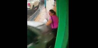 ASSISTA: Carro invade calçada e atropela mulher em frente a loja no centro de Adamantina