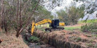 Prefeitura faz limpeza preventiva em pontos críticos com risco de alagamento em Prudente