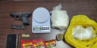 Auxiliar de escritório é presa com armas e drogas guardadas para vizinho foragido no Cambuci