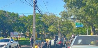 Carro capota na avenida da Saudade e trânsito fica lento na manhã desta quarta-feira