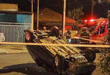 Adolescente bate e capota carro em avenida de Martinópolis