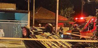 Adolescente bate e capota carro em avenida de Martinópolis