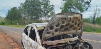 Carro fica destruído após incêndio na Rodovia Ângelo Rena, em Regente Feijó