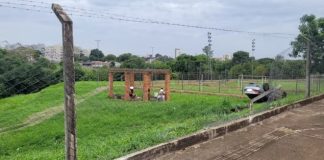 Mulher perde controle de veículo e cai dentro do Parque Ecológico Nelson Bugalho em Presidente Prudente