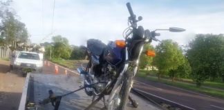 Motociclista se fere gravemente após atingir poste nas proximidades da concessionária da Toyota