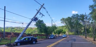 Após perder controle motorista atinge poste no bairro Maré Mansa