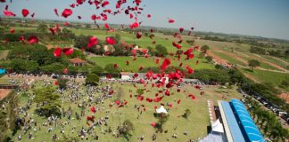 Grupo Athia promove chuva de pétalas e ações de acolhimento em cemitérios da região