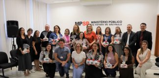 Professores da rede municipal recebem prêmio do Ministério Público por boas práticas pedagógicas