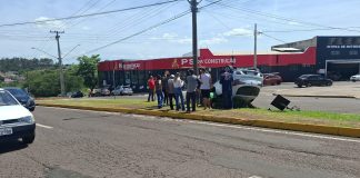 Carro capota após colisão traseira na avenida JK em Presidente Prudente