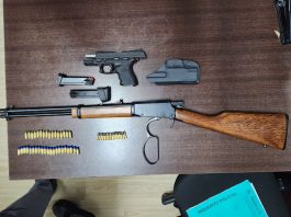 Homem é preso por porte ilegal de armas após confusão em conveniência próxima ao aeroporto