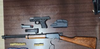 Homem é preso por porte ilegal de armas após confusão em conveniência próxima ao aeroporto