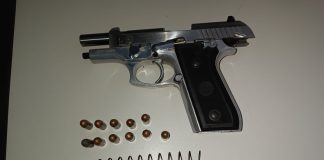 Homem vai buscar arma em casa para tirar satisfação com seguranças de bar e é contido por parentes, mas vai preso