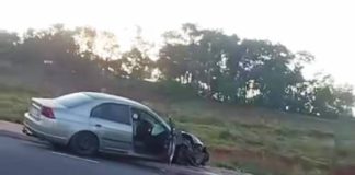 Carro atinge poste na avenida João Domingos em Prudente