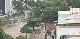Chuva forte causa alagamentos no Parque do Povo e complica trânsito em Prudente