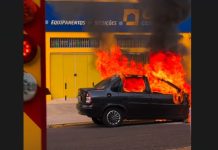 ASSISTA: Carro pega fogo na tarde deste sábado no Parque do Povo