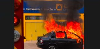 ASSISTA: Carro pega fogo na tarde deste sábado no Parque do Povo