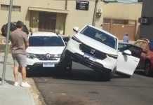 Motorista perde controle de SUV e sobe em outro carro próximo ao Park Shopping Prudente