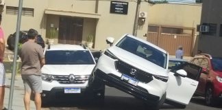 Motorista perde controle de SUV e sobe em outro carro próximo ao Park Shopping Prudente