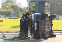 Carro capota após colisão na rotatória do Museu na manhã desta segunda-feira em Prudente