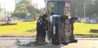 Carro capota após colisão na rotatória do Museu na manhã desta segunda-feira em Prudente