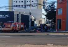 Acidente entre carro e moto aciona Unidade de Resgate na avenida Manoel Goulart