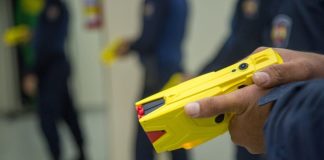 Após surto, homem é contido com taser por violência doméstica contra a mãe em Prudente