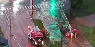Carro fica preso em alagamento no Parque do Povo neste sábado