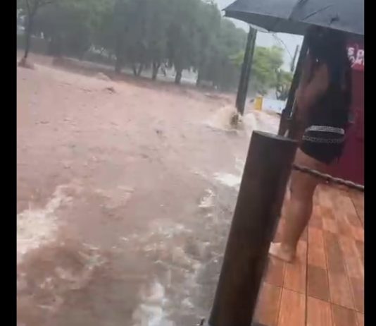Chuva de uma hora causa grande alagamento no Parque do Povo