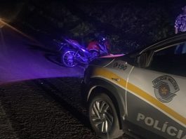 Acidente com motocicleta deixa um ferido leve e um grave na rodovia Raposo Tavares, em Santo Anastácio