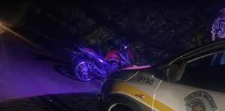 Acidente com motocicleta deixa um ferido leve e um grave na rodovia Raposo Tavares, em Santo Anastácio