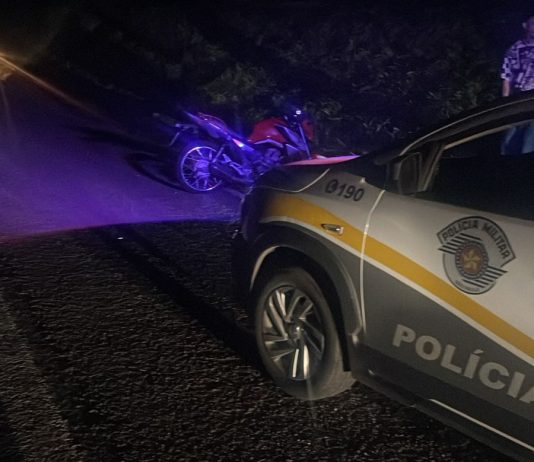 Acidente com motocicleta deixa um ferido leve e um grave na rodovia Raposo Tavares, em Santo Anastácio