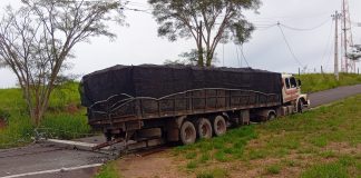 Carreta perde o controle e atinge poste no Humberto Salvador